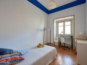 718671 Quarto com cama de casal em.
