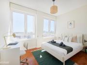 723370 Quarto com cama de casal em.