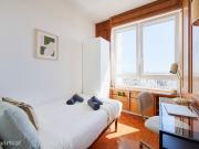 723371 Quarto com cama de casal em.