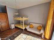 724593 Quarto com vrias camas, com varanda.