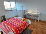 724990 Quarto com cama de casal em.