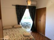 725194 Quarto com cama de casal, com varanda.