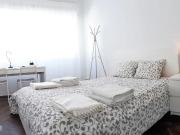725742 Quarto com cama de solteiro em.