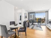 $725 One bedroom apartment with one carpark available now