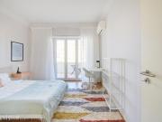 726284 Quarto com cama de casal, com varanda.