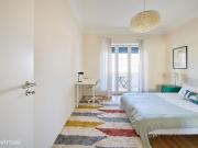 726285 Quarto com cama de casal, com varanda.