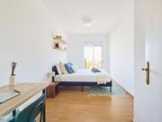 726311 Quarto com cama de casal, com varanda.