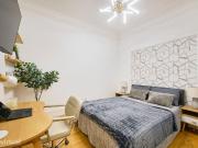 728117 Quarto com cama de casal em.