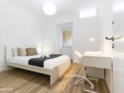 731511 Quarto com cama de casal em.