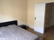 73431 Quarto charmoso, com cama de casal, em.
