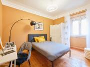 735087 Quarto com cama de casal em.