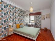 741098 Quarto com cama de casal em.