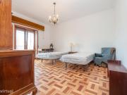 741579 Quarto com vrias camas, com varanda.