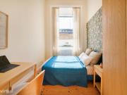 742424 Quarto com cama de casal em.