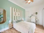 743050 Quarto com cama de casal, com varanda.