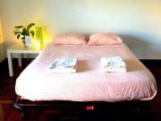 744105 Quarto com cama de casal, com varanda.