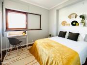 756500 Quarto com cama de casal em.