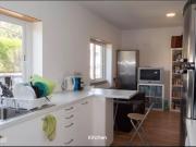 759394 Quarto com cama de casal, com varanda.