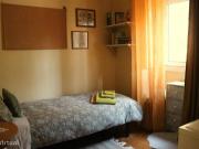 767046 Quarto com cama de solteiro em casa.