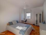 767086 Quarto com cama de casal em.