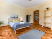 767738 Quarto com cama de casal, com varanda.
