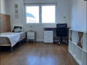 768686 Quarto com cama de solteiro em.