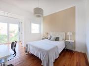 768878 Quarto com cama de casal em.