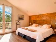 774615 Quarto com cama de casal, com varanda.