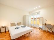 785313 Quarto com cama de casal, com varanda.