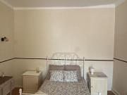 787947 Quarto com cama de casal, com varanda.