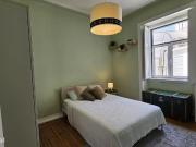 790591 Quarto com cama de casal em.
