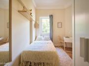798106 Quarto com cama de casal em.