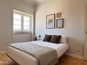 799984 Quarto com cama de casal, com varanda.