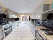 7 bedroom detached house to rent