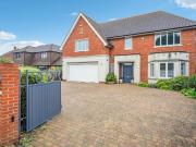 7 bedroom house to rent in cherry tree road beaconsfield...