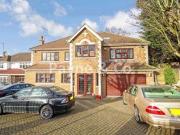 7 Bedrooms Detached house for sale in Tomswood Road,...