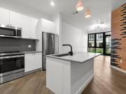 800 Embassy Dr #111, Austin, TX 78702