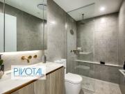 LEVEL 8 LUXURY APARTMENT! MASTER BEDROOM WITH WALK IN ROBE!
