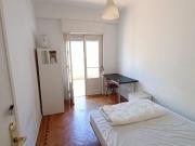 82958 Quarto com cama de casal, com varanda.