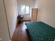 83005 Quarto com cama de casal, com varanda.
