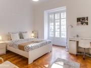 85622 Quarto com cama de casal, com varanda.