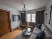 858 Bronson Avenue Ottawa ON K1S 4G7 3 Bedroom Apartment...