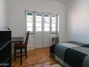 8877 Quarto com cama de casal, com varanda.