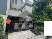 8.5 Maral Corner House Beautiful Location Near To Park...