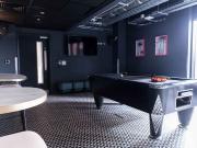 8 Bed Studio E Has an Apartment