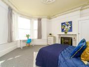 8 bedroom end of terrace house for rent in Lipson Road,...