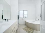 8 Bedroom House For Sale in Schoenmakerskop