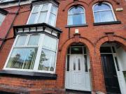 8 bedroom terraced house to rent
