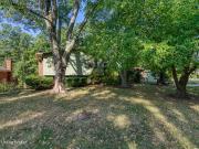 9008 Lakeridge Dr, Louisville, KY 40272