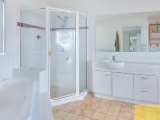 $925 per week / $3,700 Bond